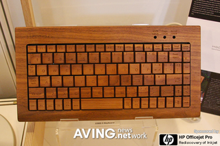 Illustration for article titled Wood Keyboard and USB Gadgets Give Gizmodo Writer Excuse to Declare: "Gandalf Has a Giant Penis"